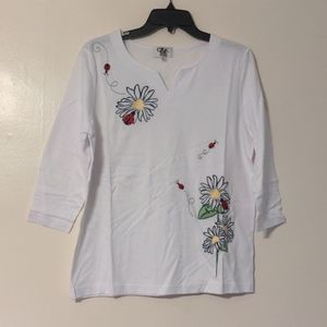 C & K designs Daisies and ladybug 🐞 size medium
